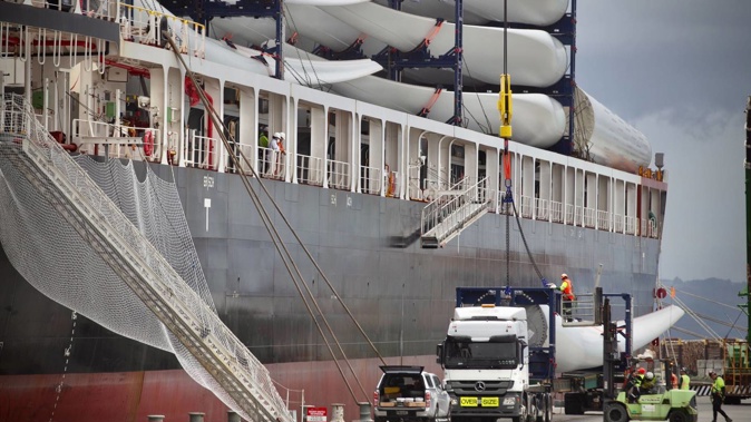 Workers unloading the first of the new wind farm blades off of the Pacific Endeavour. Photo / Warren Buckland