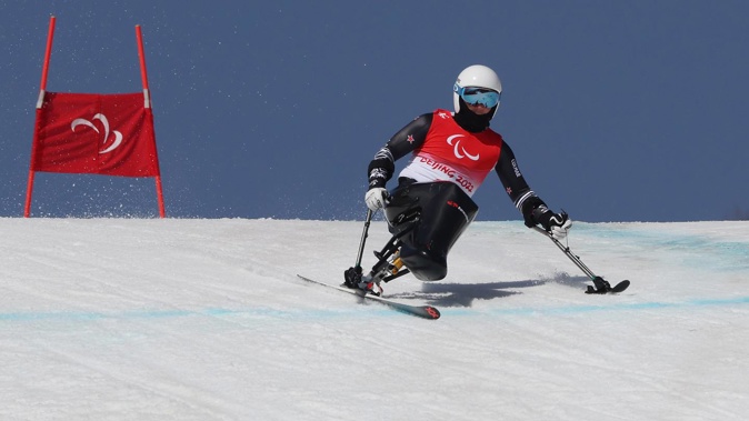 Corey Peters competes during the para alpine skiing men's super G sitting. (Photo / Getty)