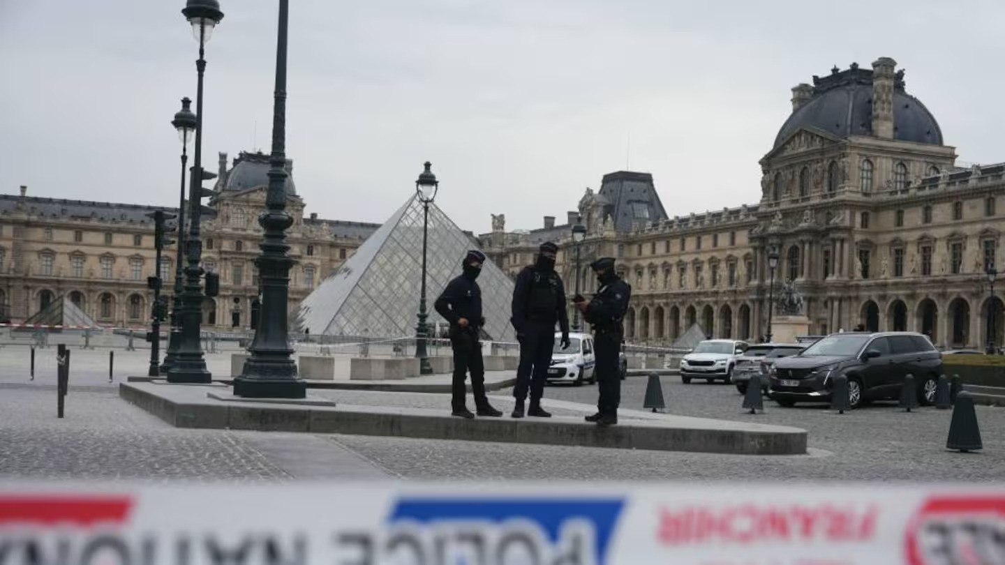French police officers patrol in front of the Louvre Museum after it was robbed, with the Louvre Pyramid designed by Ieoh Ming Pei in the background, in Paris on October 19, 2025. Photo / Dimitar Dilkoff, AFP