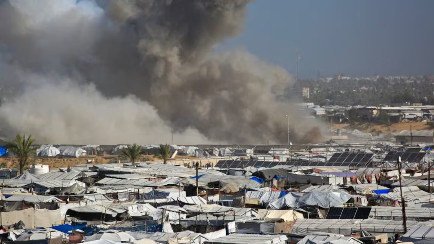 Israeli airstrikes kill 32 in Gaza , Palestinian officials say