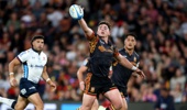 Josh Jacomb of the Chiefs collects the ball during the round eight Super Rugby match between Chiefs and NSW Waratahs at FMG Stadium Waikato, on April 04, 2026, in Hamilton, New Zealand. (Photo by Phil Walter/Getty Images)