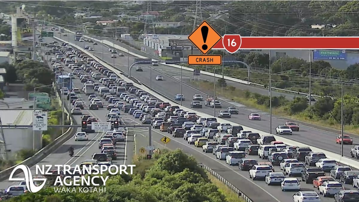 Serious crash causes citybound gridlock on Auckland's Northwestern Motorway