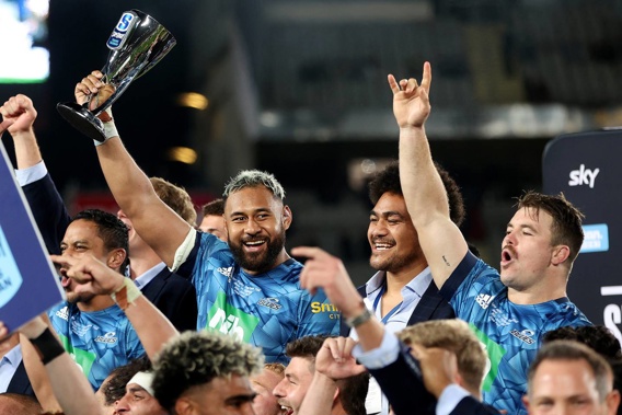 Patrick Tuipulotu of the Blues holds up the trophy following the Super Rugby Transtasman final. (Photo / Getty)