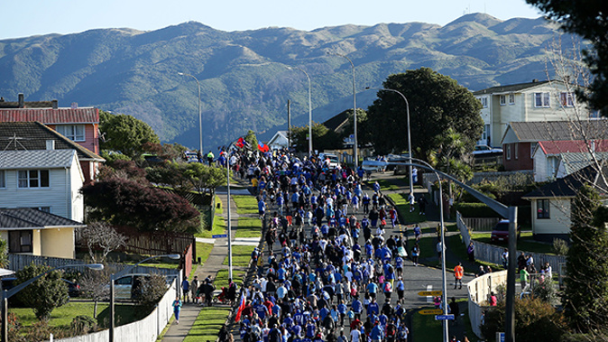 The crowds streaming through Porirua to honour Jerry Collins (Getty Images) 