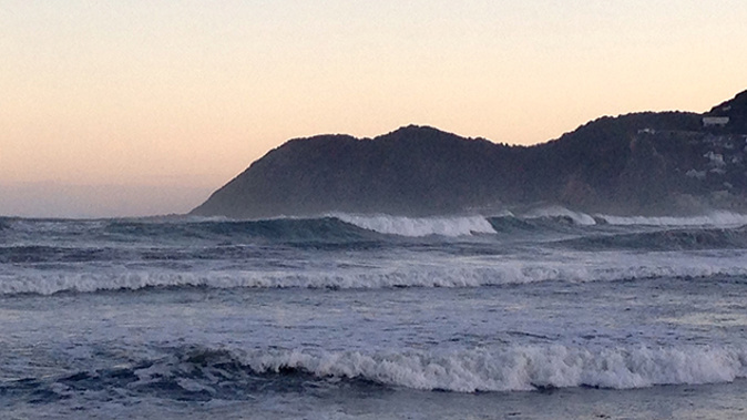 Big waves pounding Lyall Bay in Wellington (Laura Dooney) 