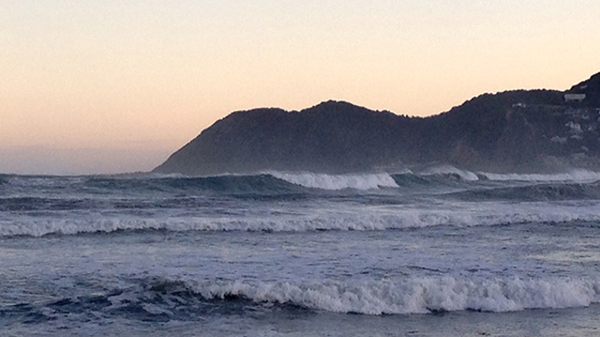 Big waves pounding Lyall Bay in Wellington (Laura Dooney)