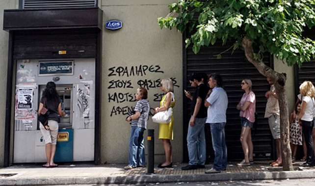 Greeks queuing at a cash machine (Getty Images) 