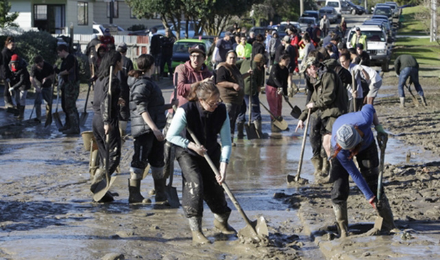 Whanganui flooding volunteers gather to help clear up after the floods. (Getty Images)
