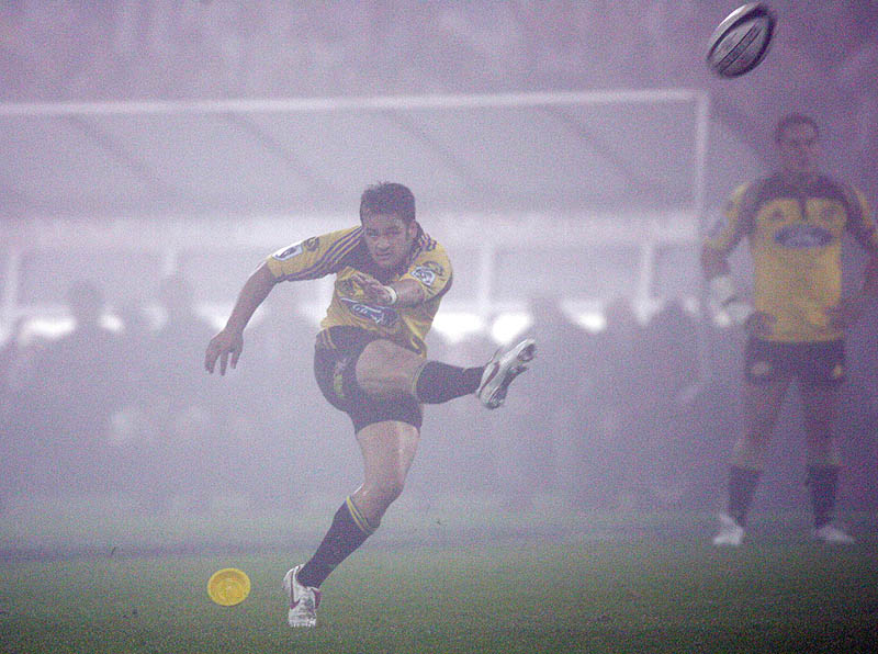 The first points in the game came from the boot of Piri Weepu, who nailed a long range attempt. 