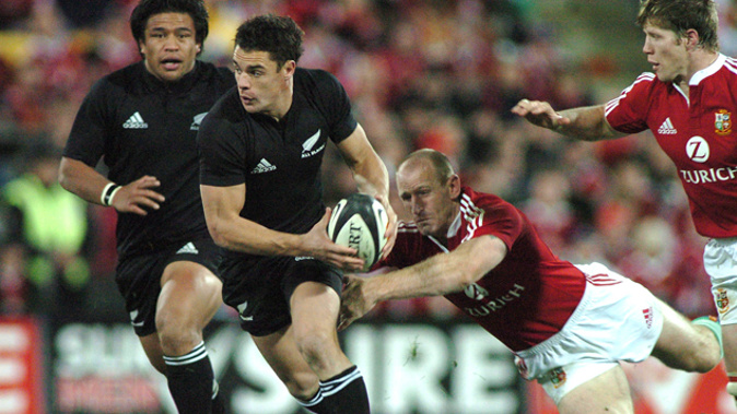Dan Carter running the ball last time the All Blacks played the Lions, in 2005. (Getty Images)