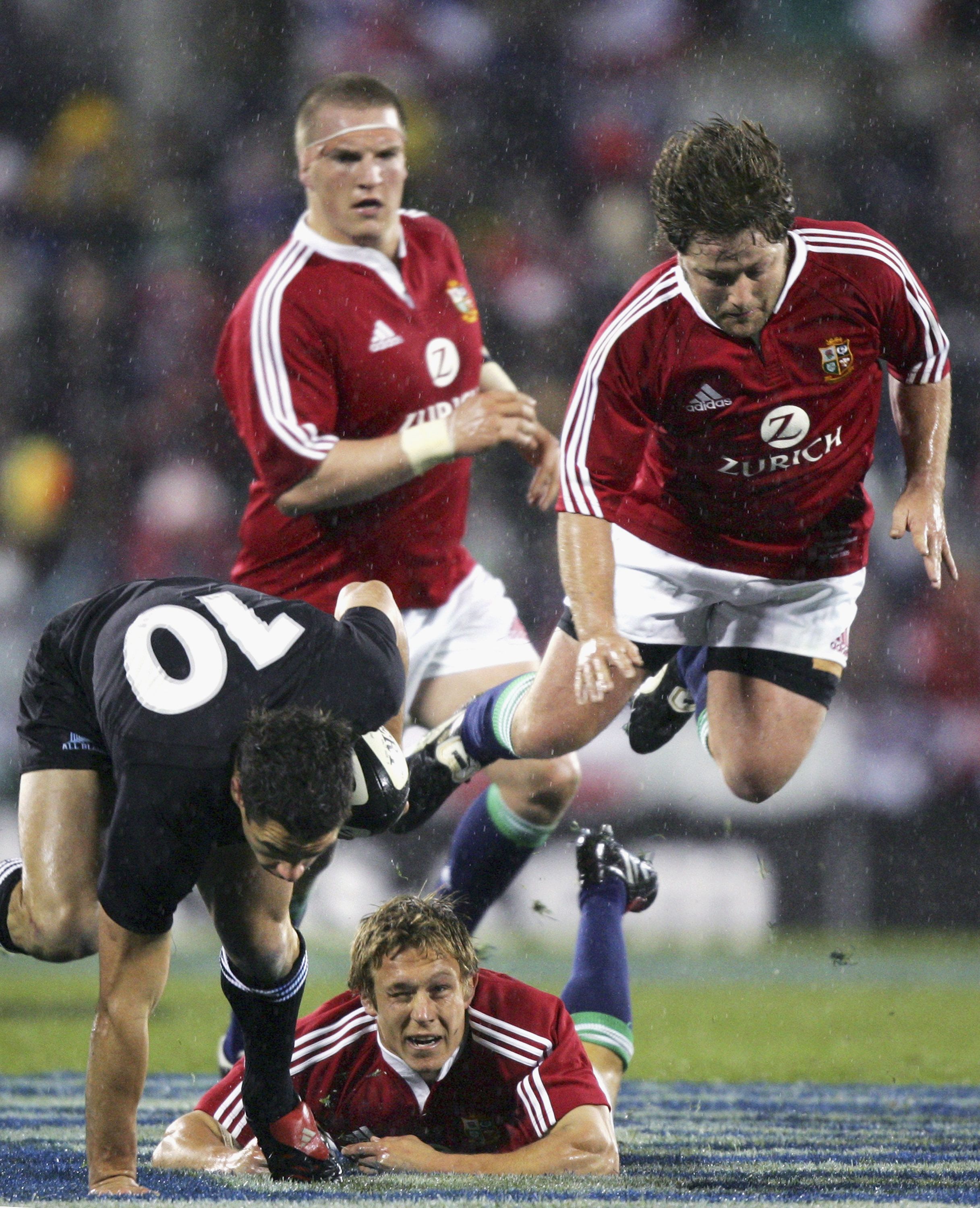 Johnny Wilkinson had guided England to their world cup win but couldn't stop Dan Carter amassing an incredible 33 points in the second test 