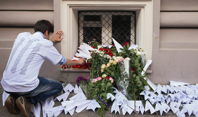 A man puts a candle in front of the Dutch embassy in Moscow on July 17, 2015 in memory of the people who died in the crash of Malaysian Airlines flight MH17 (Getty Images)