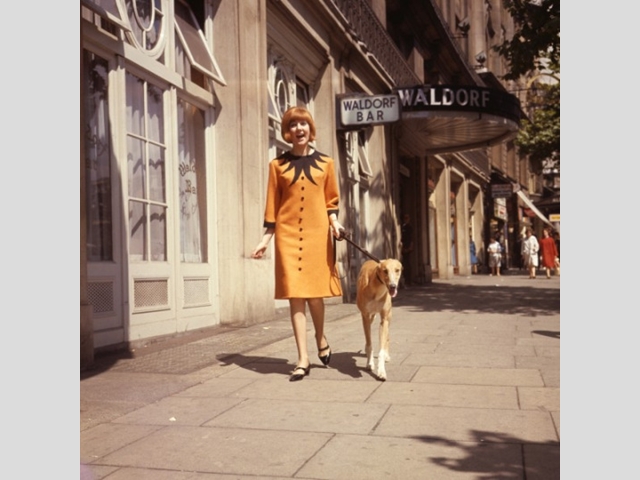 Cilla posing with Ringo outside the Waldorf Hotel in London.