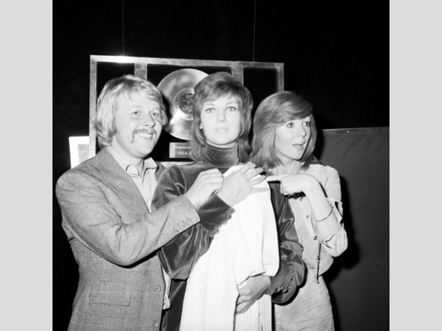 Cilla and Bobby joke around as they check out the wax image of her and her baby Robert at Madame Tussaud’s exhibition in London in 1971.