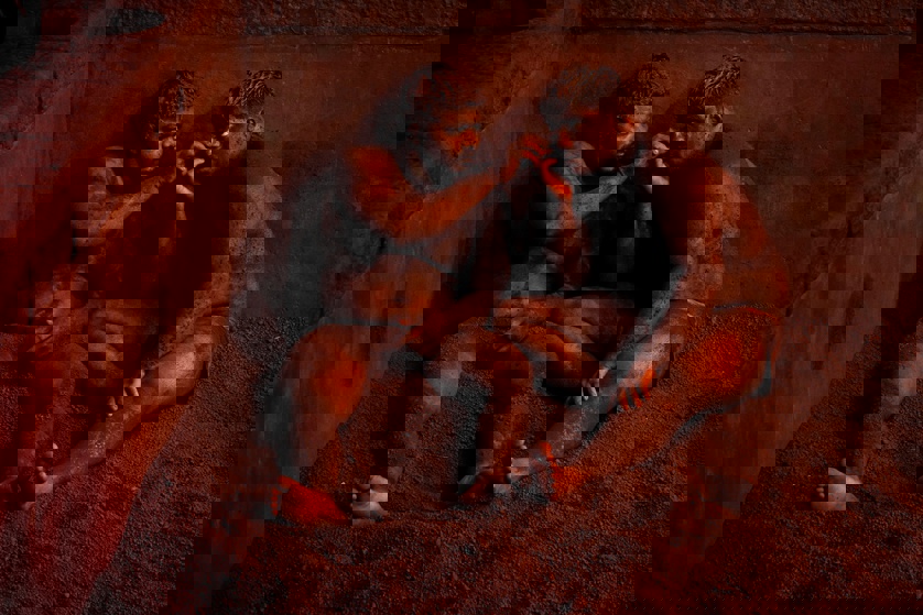 Two Indian wrestlers rest after a match (Alain Schroeder)