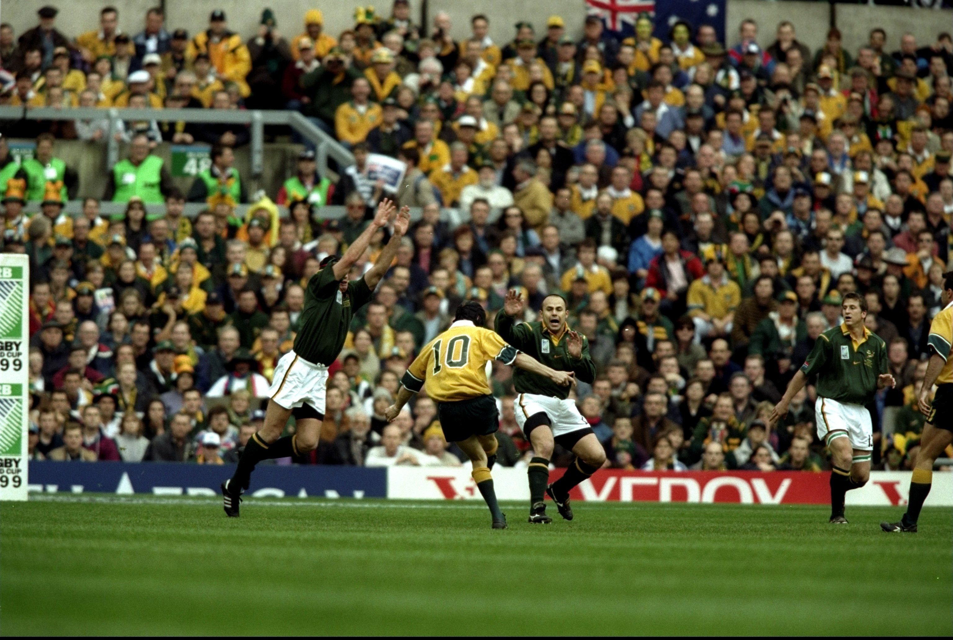 Stephen Larkham kicking a 48m drop goal in the 1999 semi finals (Photo \ File) 