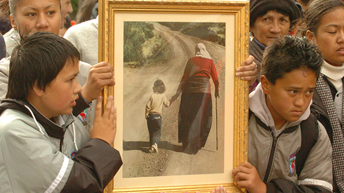School students holding a photo of Whina Cooper during the 2004 Foreshore and Seabed hikoi (Getty Images)