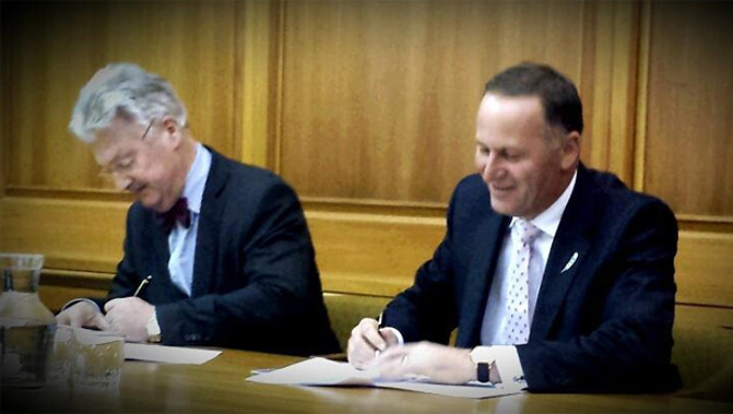 Peter Dunne and John Key signing their coalition deal (Felix Marwick)
