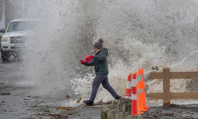 Owhiro Bay Parade resident Nyoman Wardani has to run for safety after being caught by a massive wave. (Photo / Mark Mitchell)