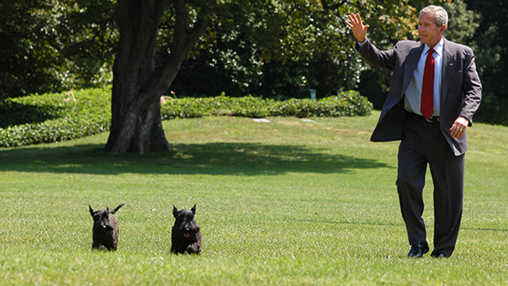Georgie W. Bush with Barney and Ms Beazley (Getty Images)