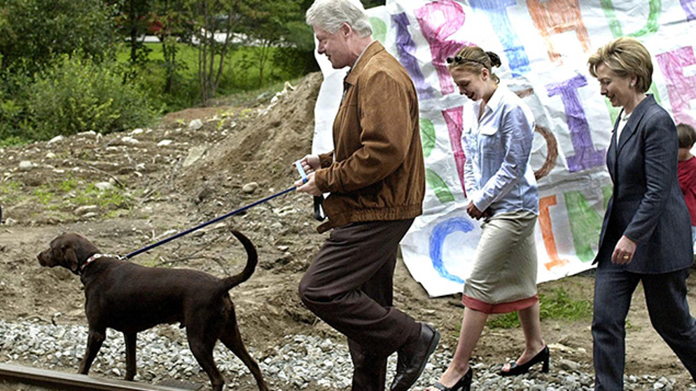 The Clinton family with their dog Buddy (Getty Images)