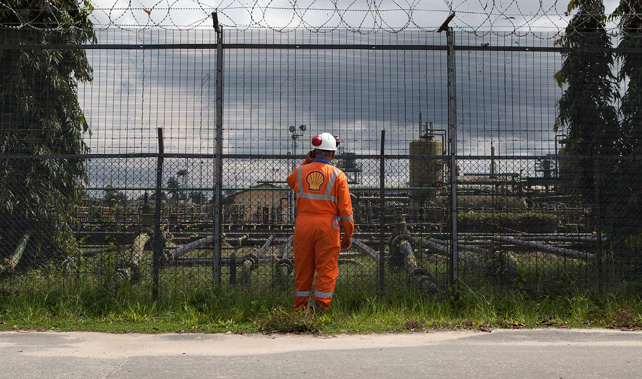 An employee at the Shell Agbada 2 flow station (Getty Images)