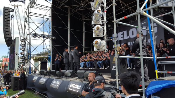 Sol 3 Mio keeping the crowd entertained (Adam Cooper) 