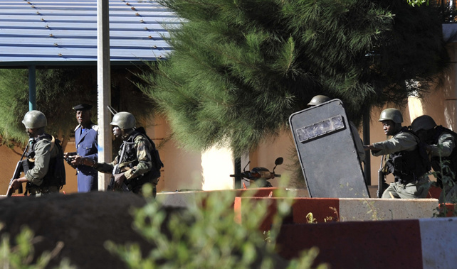 Malian troops take position outside the Radisson Blu hotel in Bamako (Getty Images)