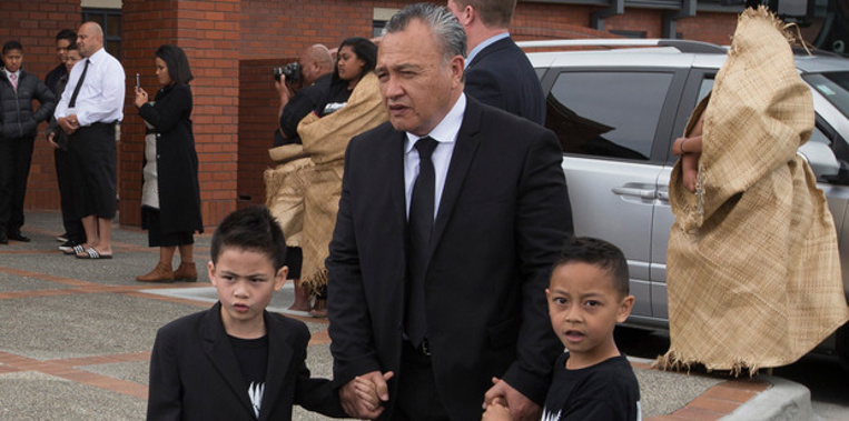 Nadene Lomu's father, Merv Quirk, with Lomu's sons Brayley and Dhyreille (Brett Phibbs).