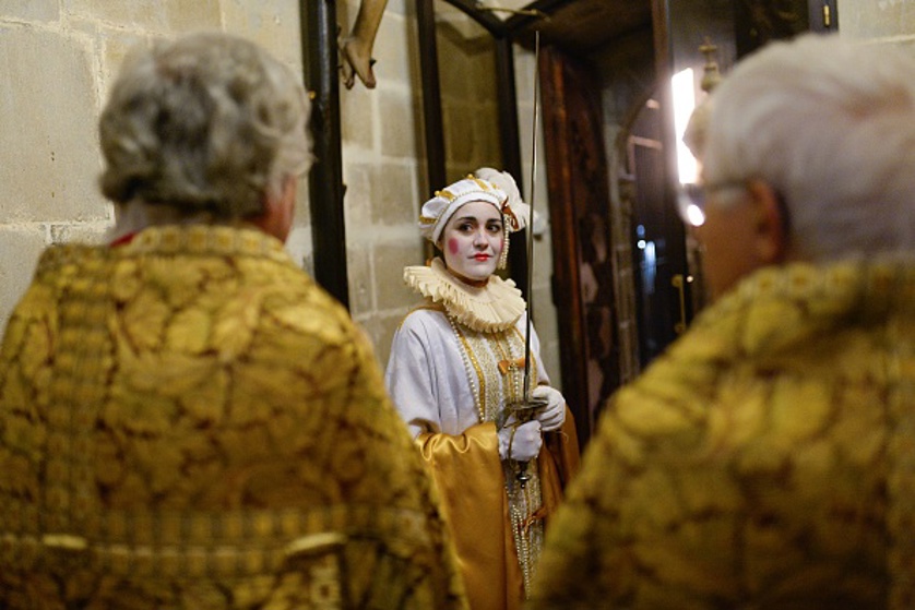 Woman prepares for role in Barcelona Christmas ceremony. 