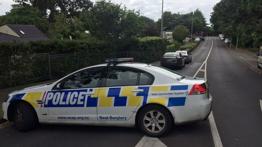 The police cordon on Shore Rd (Regan Schoultz/New Zealand Herald)