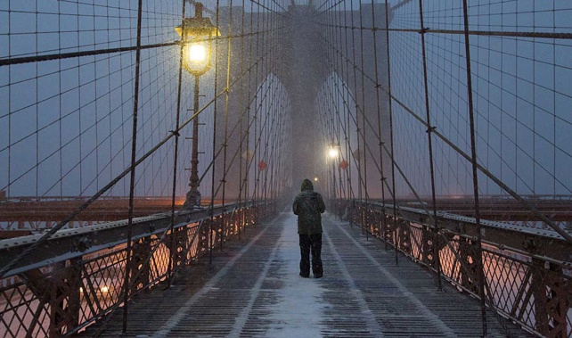 A New Yorker braves the Brooklyn Bridge (Getty Images)