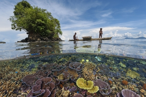 Fishermen in outrigger canoe, Kimbe Bay (David Doubilet)