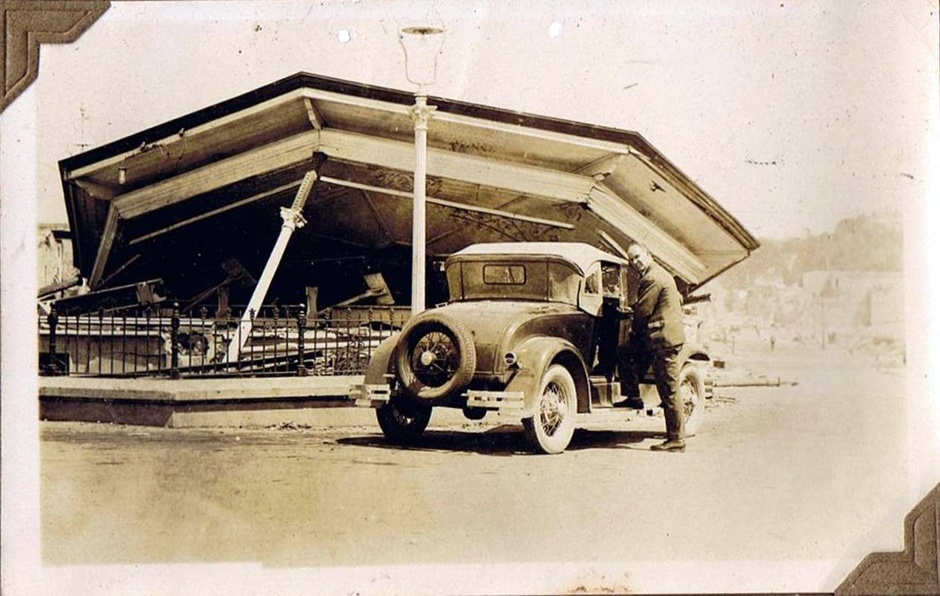 The band rotunda's roof collapsed (NZHistory 