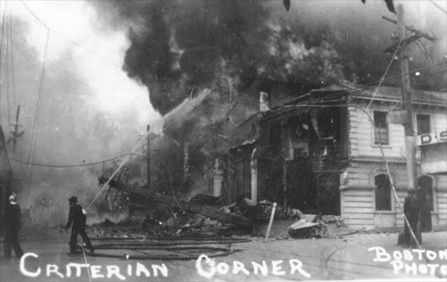 Fires broke out across the city (Te Ara)