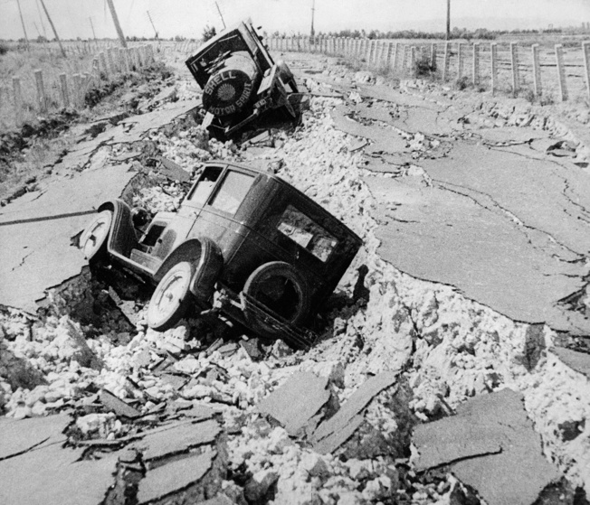 Roads damaged by fissures caused by the earthquake (Getty Images)