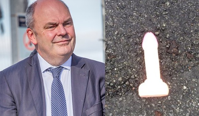 Steven Joyce and the offending weapon (Photo / NZ Herald)