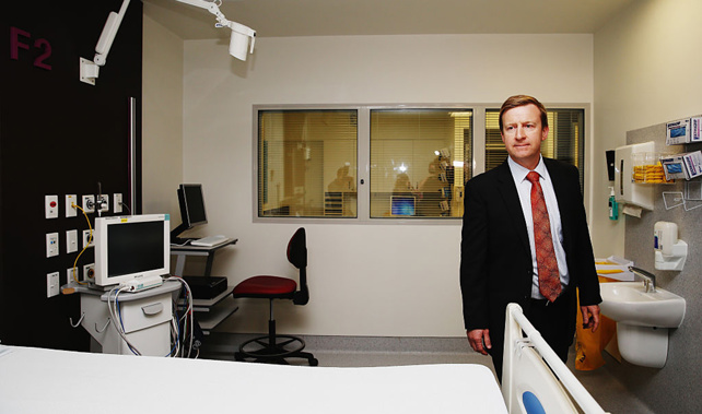 Health Minister Jonathan Coleman at Middlemore Hospital (Getty Images) 