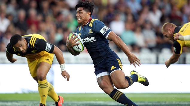 Malakai Fekitoa on the charge for the Highlanders against the Hurricanes (Getty Images)