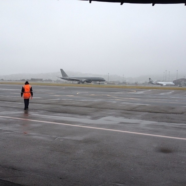 The RNZAF plane carrying the Royals arrives in Wellington (Twitter/@GovGeneralNZ)