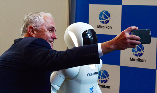 Australian Prime Minister Malcolm Turnbull takes a selfie with Asimo the robot (Getty Images) 
