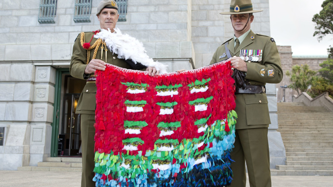 Chief of Defence Force, Lieutenant General Tim Keating and cloak weaver, Warrant Officer Class One Robert Jobe. (Photo / Nick Walker)