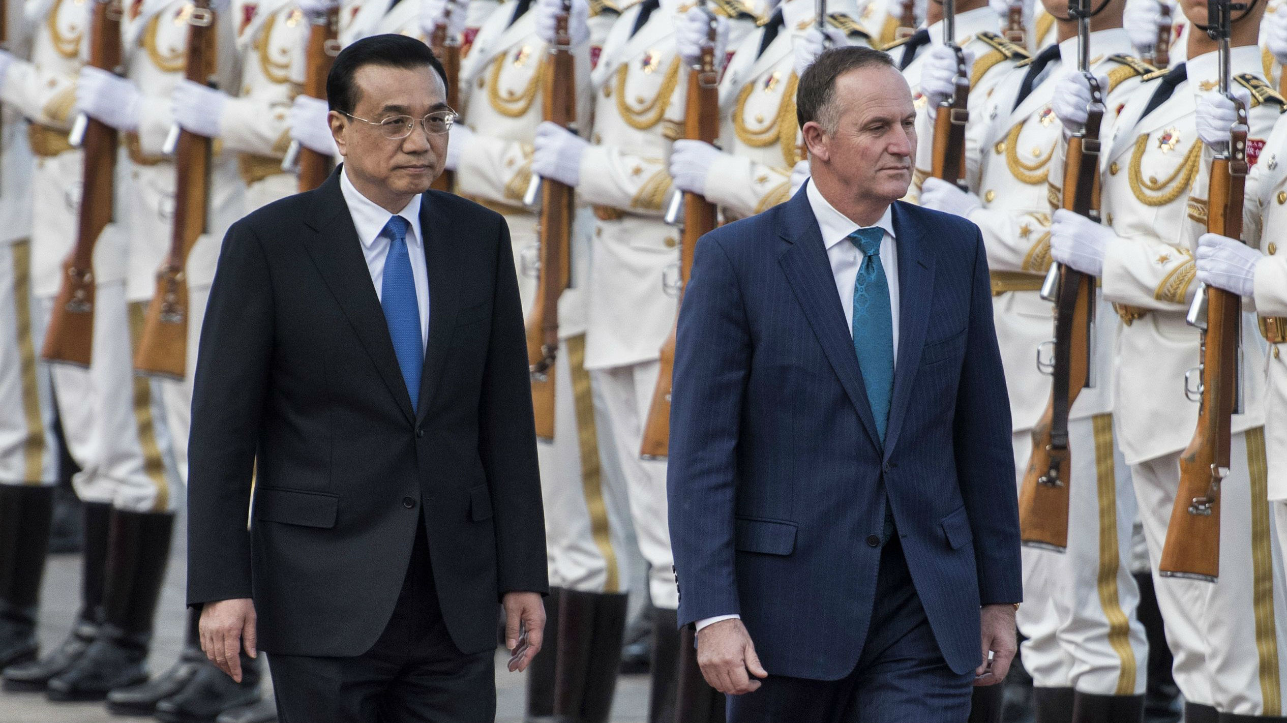 Chinese Premier Li Keqiang walks with Prime Minister John Key (Getty Images)