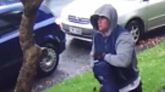 The person pictured is beleived to be able to help police with their investigations (Supplied/ NZ Police).