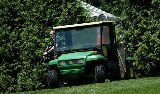 A Secret Service agent stands guard at the White House (Getty Images)