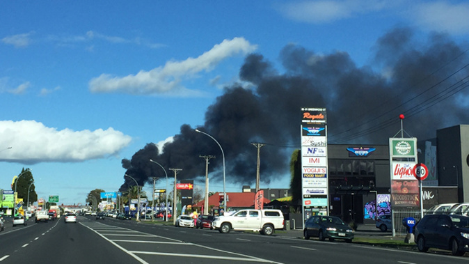 Thick black smoke rising from a rubbish fire in Hamilton (Belinda Feek)