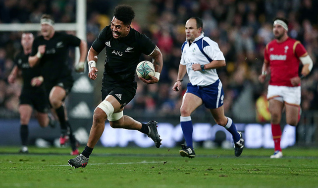 Ardie Savea goes in for a try (Getty Images)