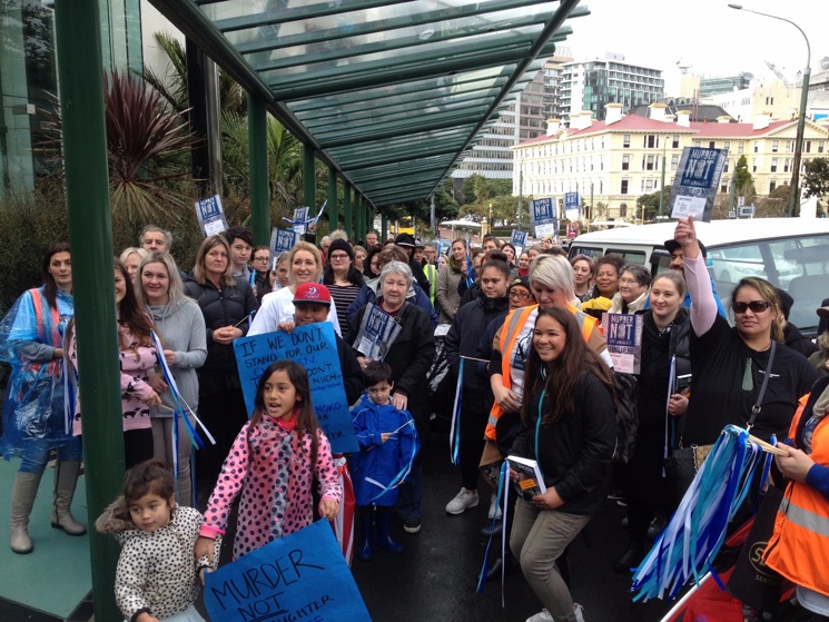 Crowds gather in Central Wellington (Georgia Nelson)