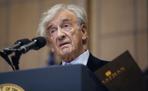 Wiesel introducing Barack Obama at the Holocaust Memorial in Washington DC, 2012 (Getty Images)