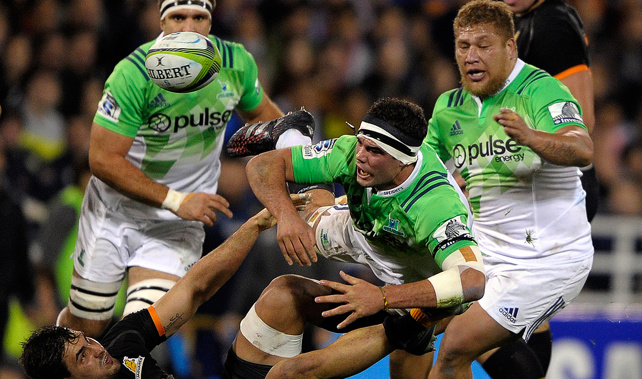 Highlanders lock Thomas Franklin (C) vies for the ball with Argentina's Jaguares flanker Pablo Matera (L) (Getty Images)
